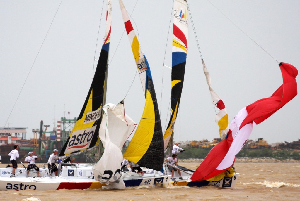 Minoprio (foreground) and Williams (background) dropping their spinnakers approaching the mark. Semi Finals Monsoon Cup 2008 © Sail-World.com /AUS http://www.sail-world.com